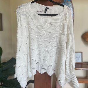White Shell pattern sweater with wide sleeves size XS